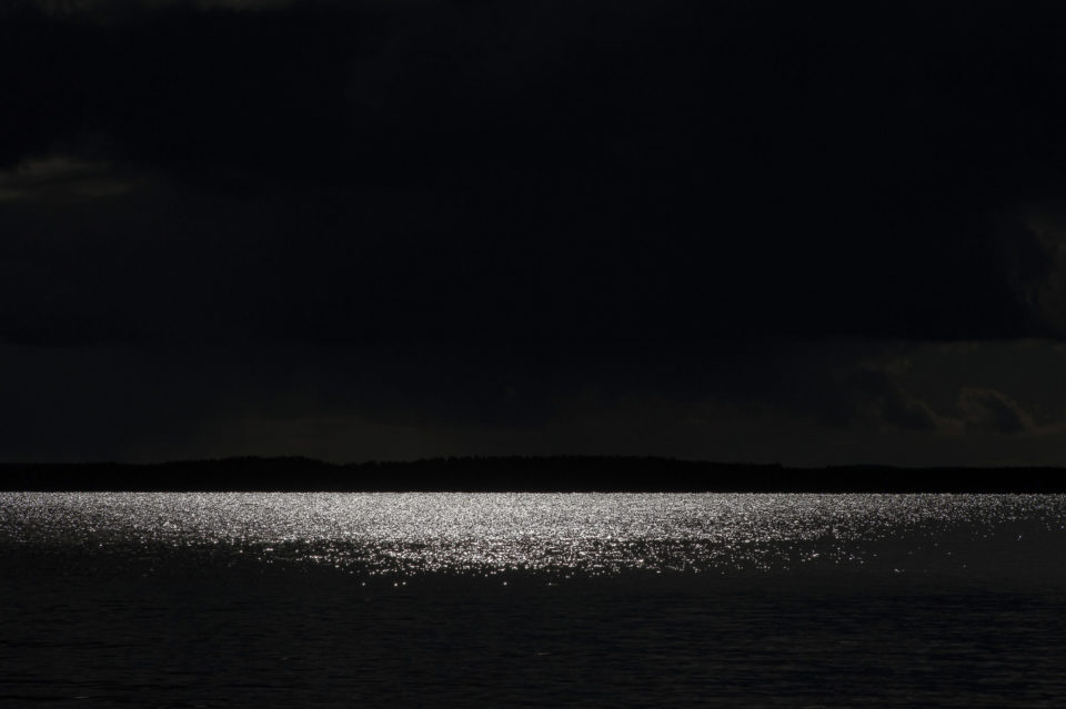 Auringon kilo illassa – Late Sunshine over the Lake